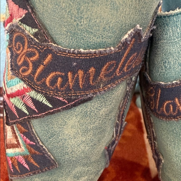 Laredo Women's Embroidered Mules - Teal and Black
Blameless
9.5 - Picture 9 of 9